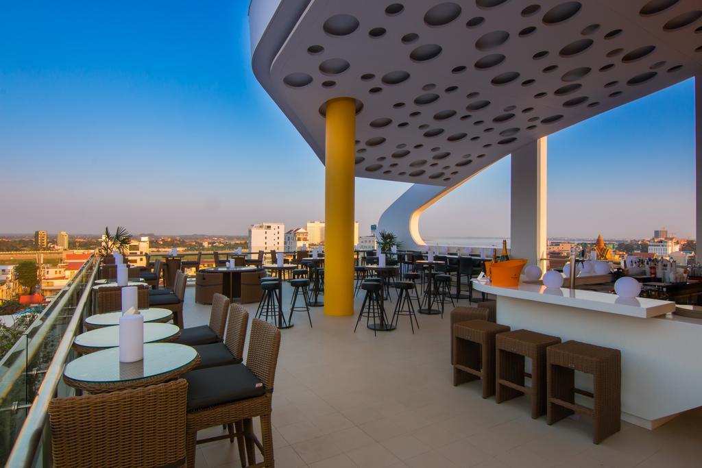 Sun & Moon, Urban Hotel Phnom Penh Exterior foto