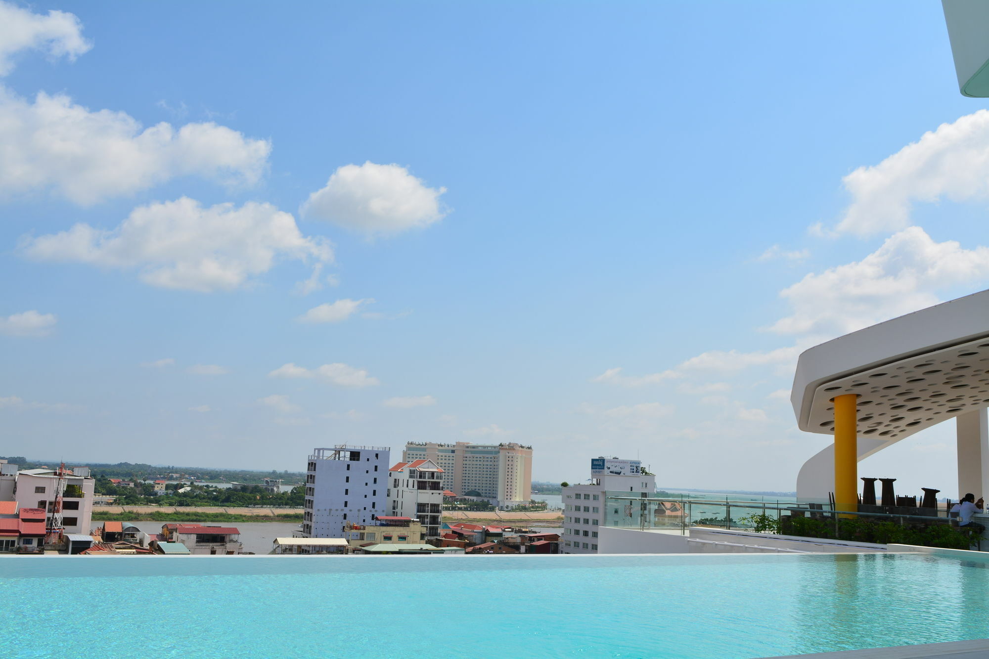 Sun & Moon, Urban Hotel Phnom Penh Exterior foto