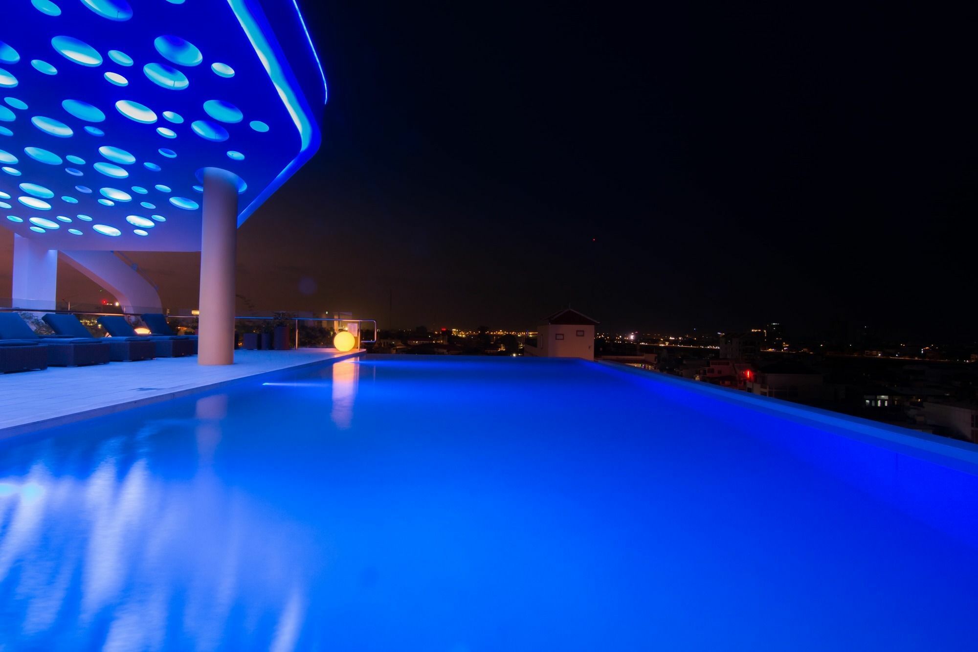 Sun & Moon, Urban Hotel Phnom Penh Exterior foto