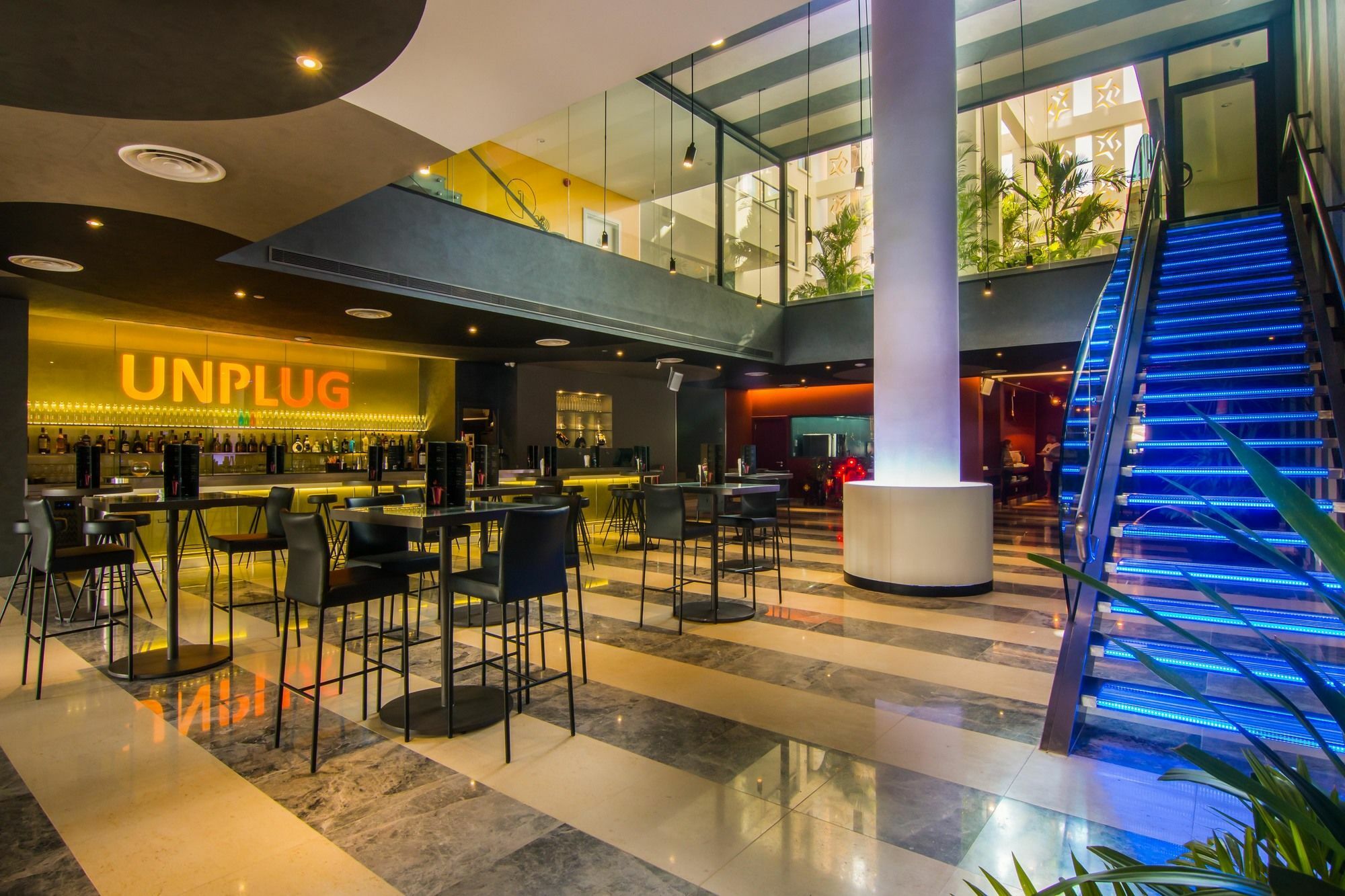 Sun & Moon, Urban Hotel Phnom Penh Exterior foto