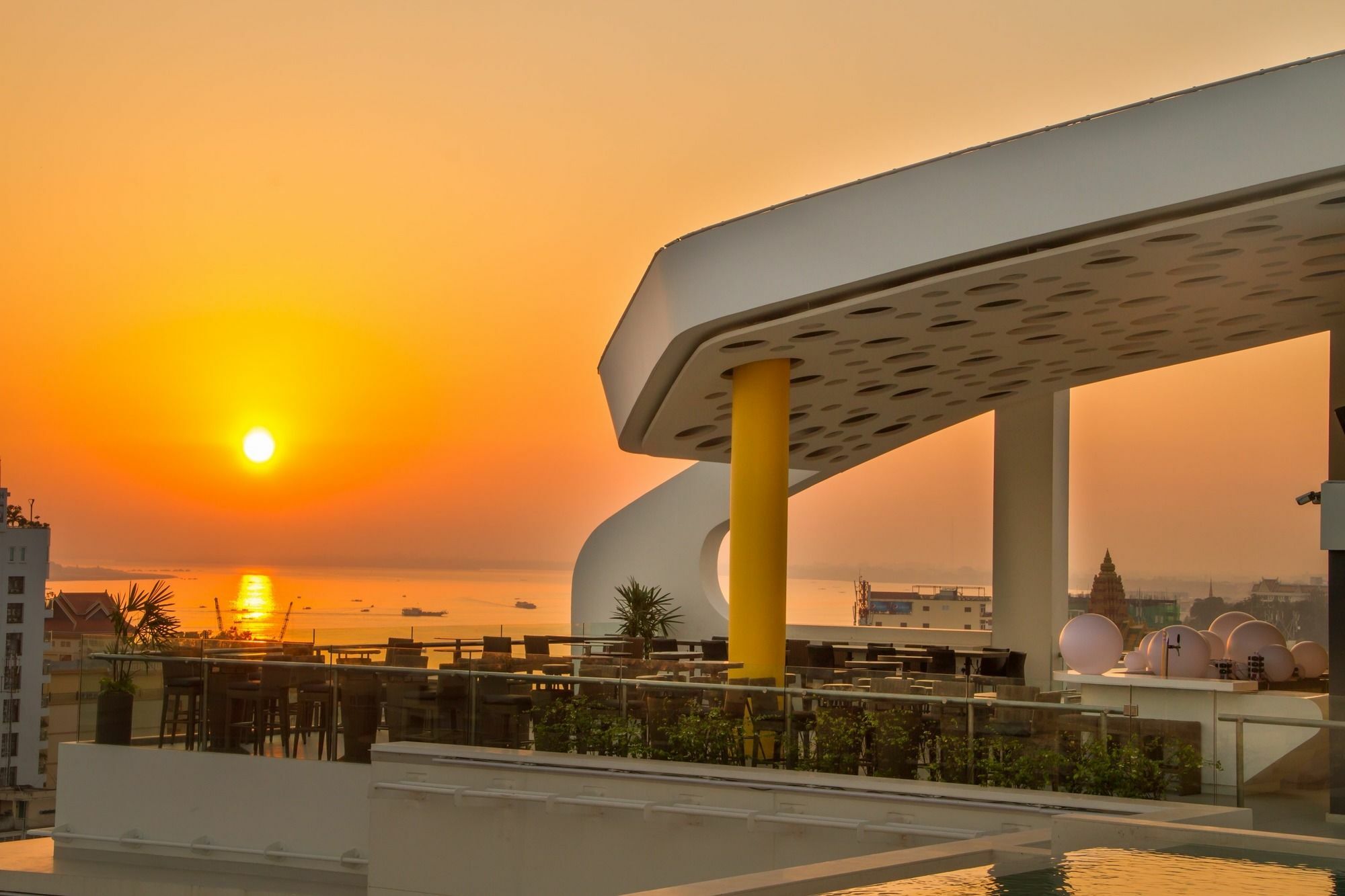 Sun & Moon, Urban Hotel Phnom Penh Exterior foto