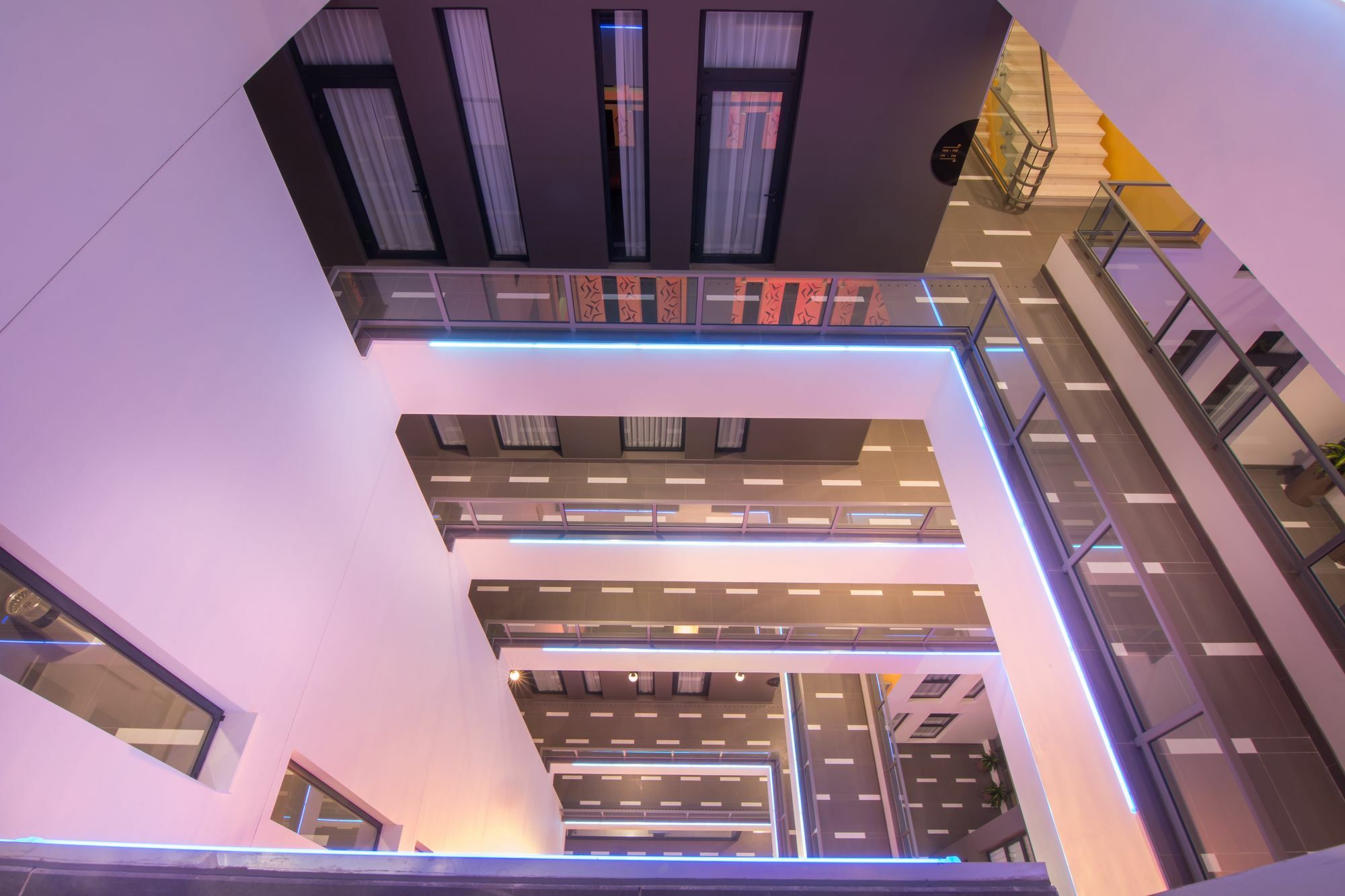 Sun & Moon, Urban Hotel Phnom Penh Exterior foto
