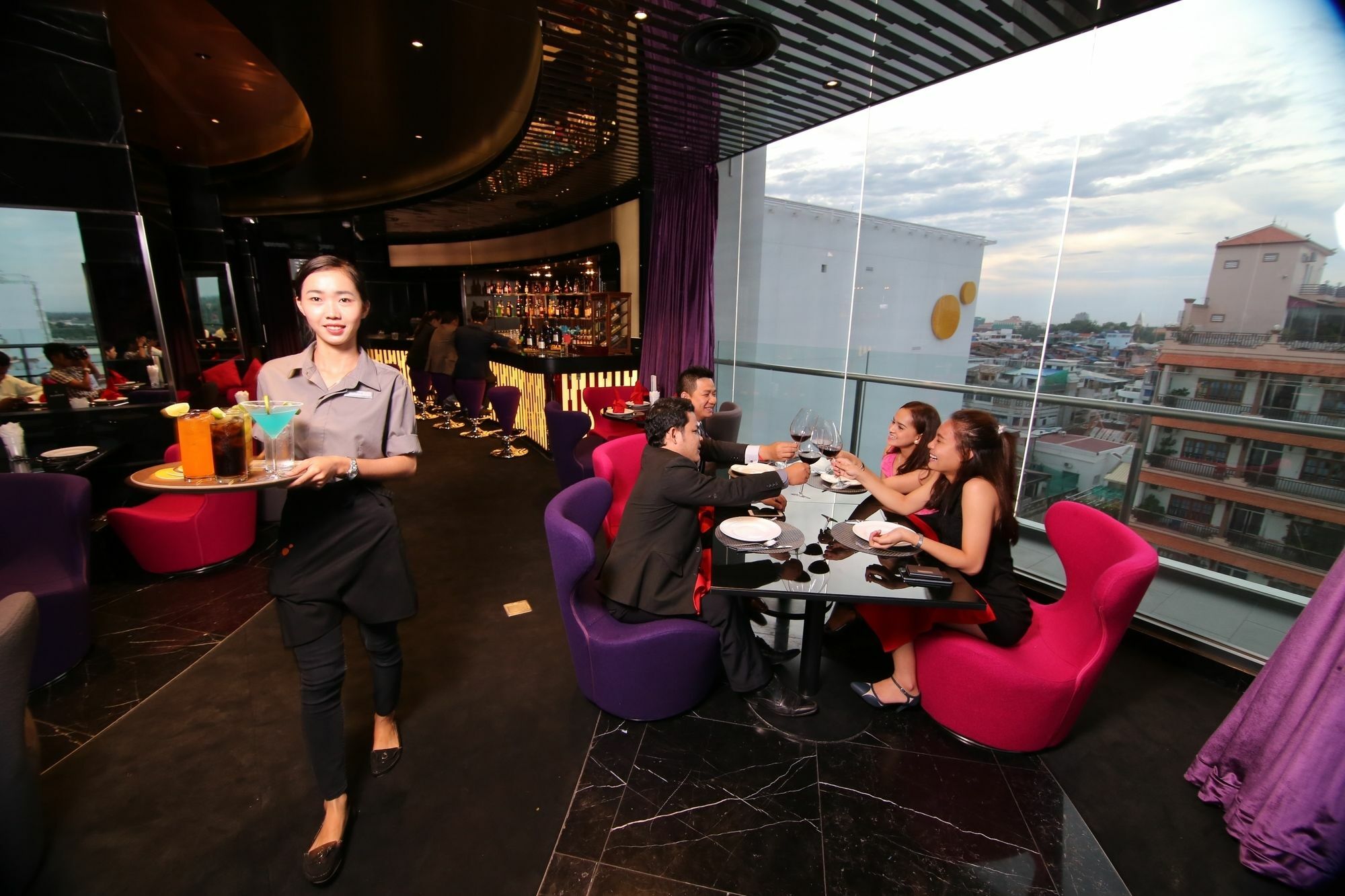 Sun & Moon, Urban Hotel Phnom Penh Exterior foto