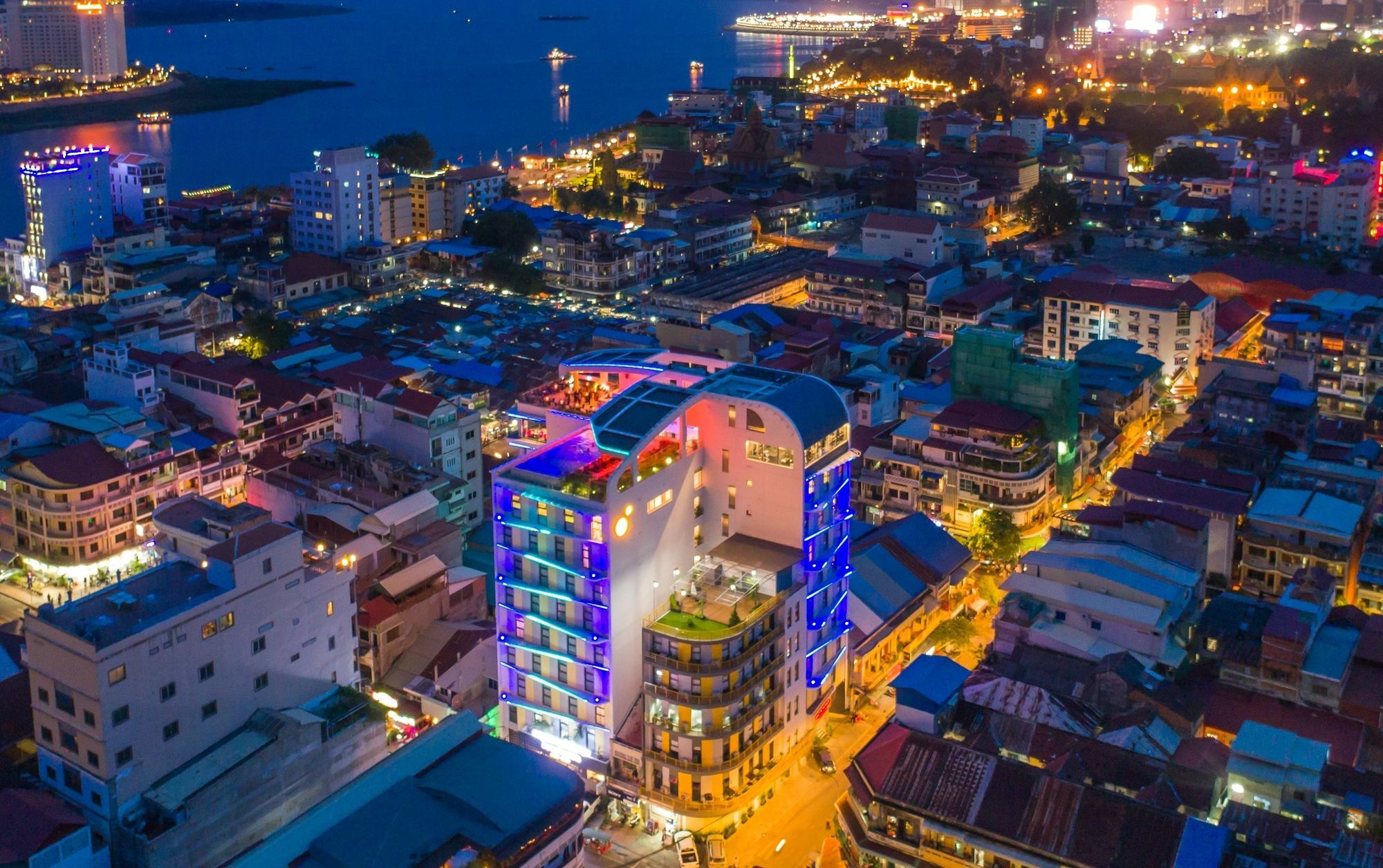 Sun & Moon, Urban Hotel Phnom Penh Exterior foto