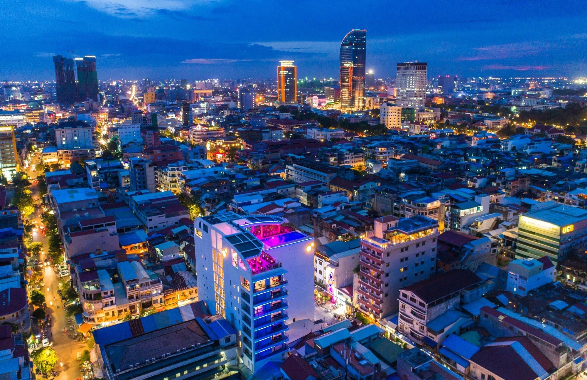 Sun & Moon, Urban Hotel Phnom Penh Exterior foto