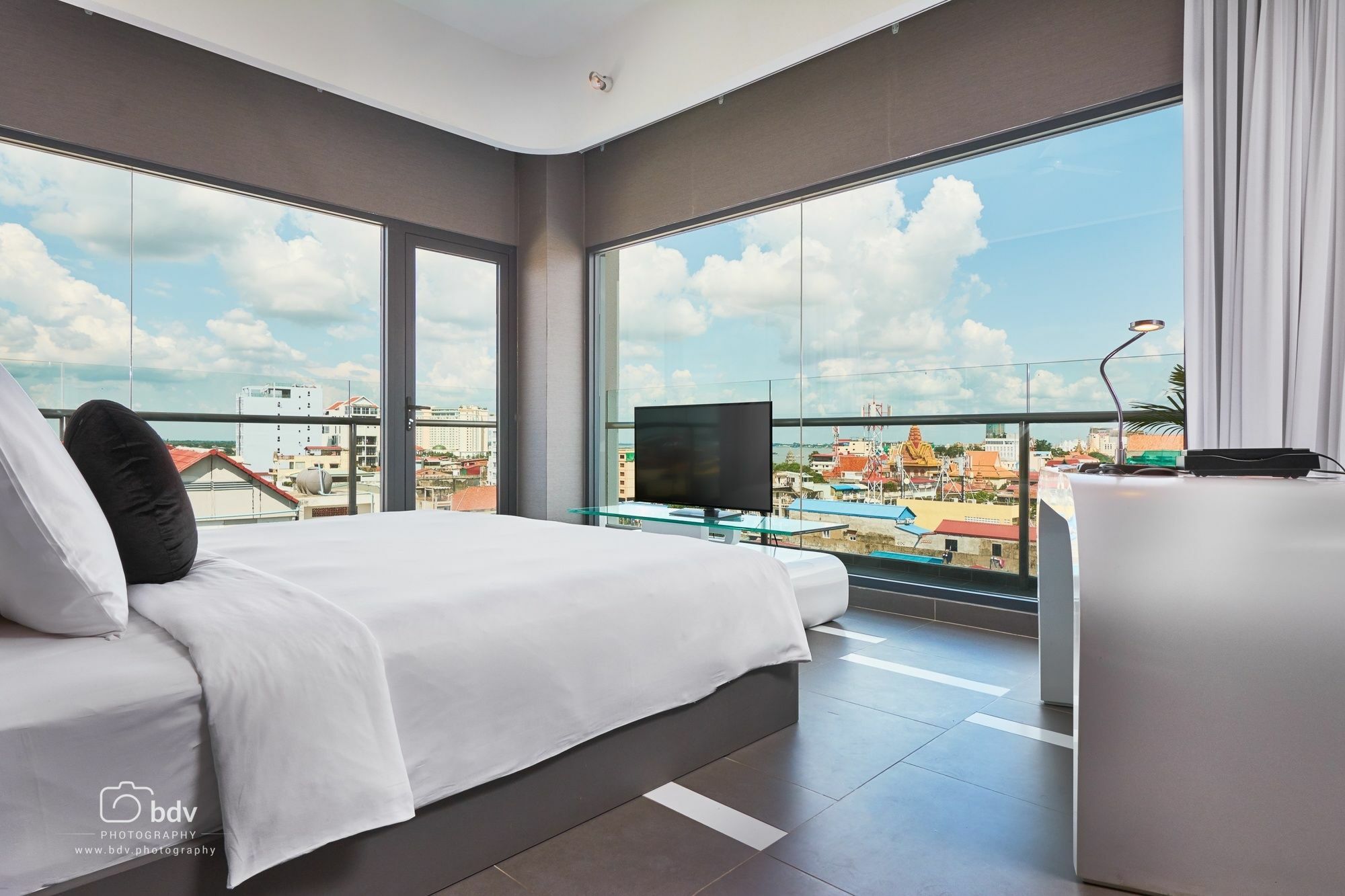 Sun & Moon, Urban Hotel Phnom Penh Exterior foto
