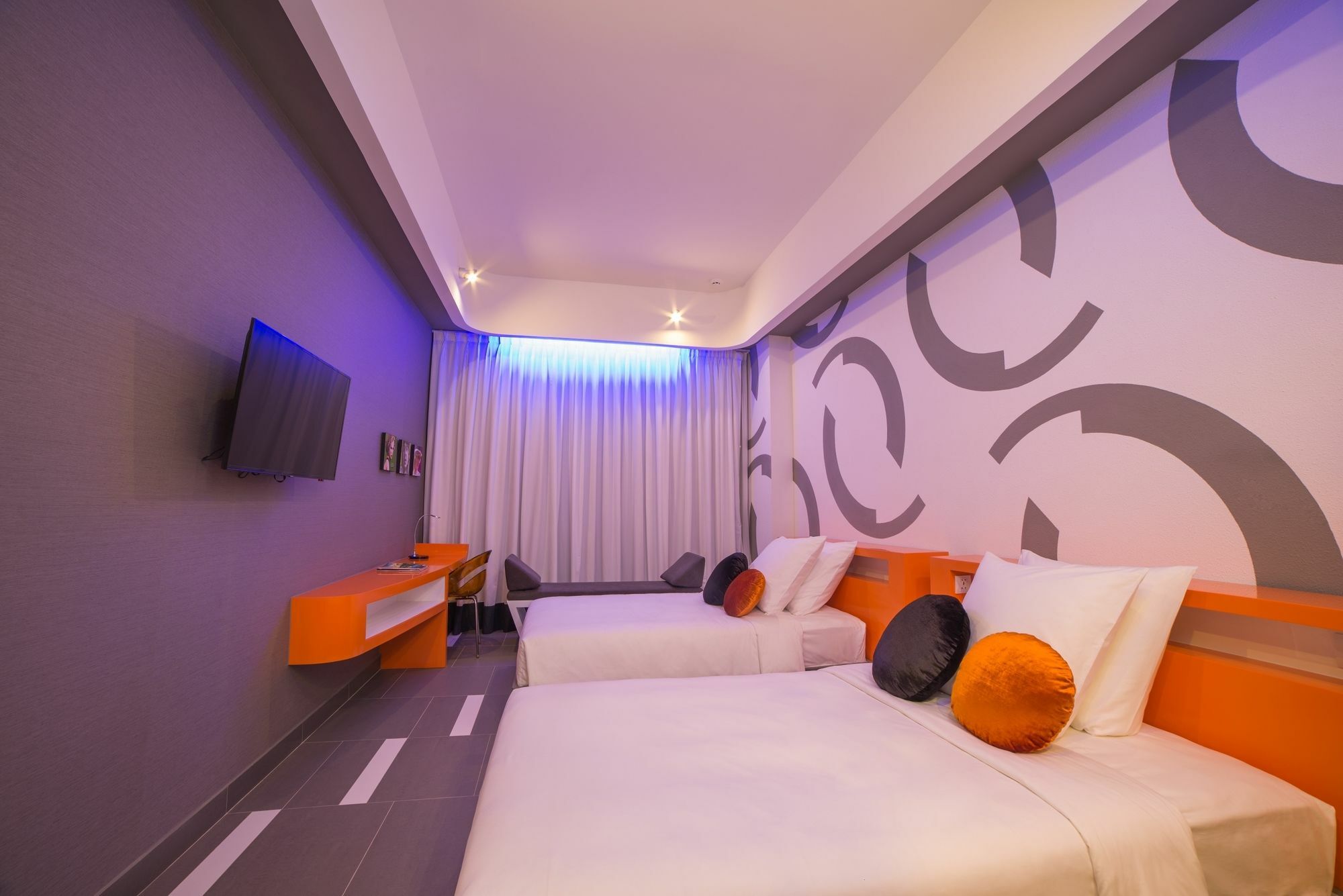Sun & Moon, Urban Hotel Phnom Penh Exterior foto