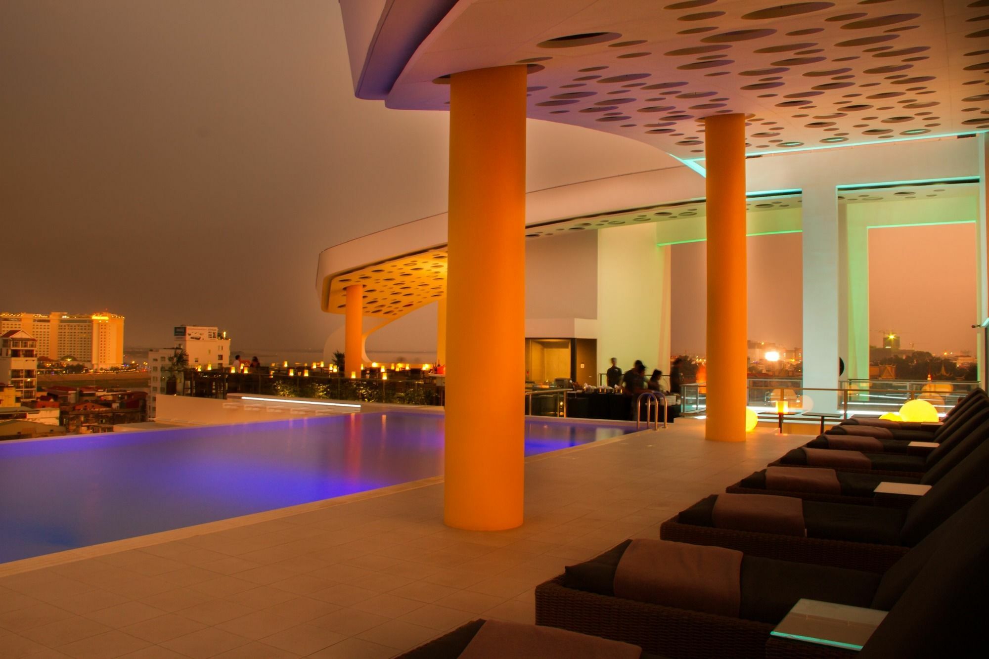 Sun & Moon, Urban Hotel Phnom Penh Exterior foto