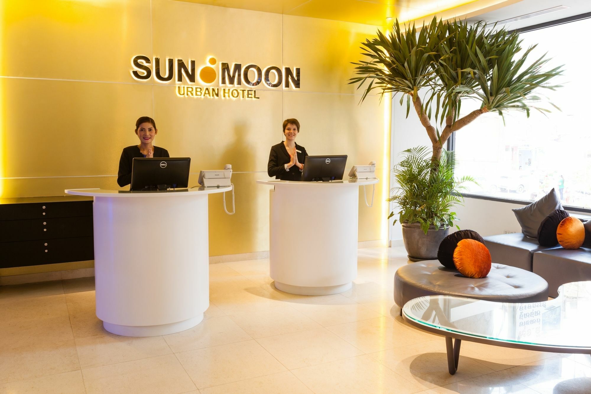Sun & Moon, Urban Hotel Phnom Penh Exterior foto
