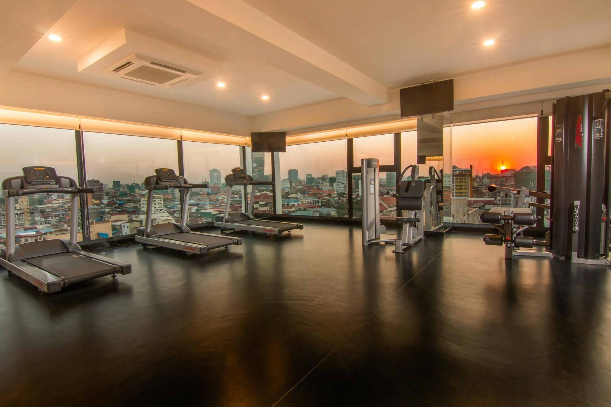 Sun & Moon, Urban Hotel Phnom Penh Exterior foto