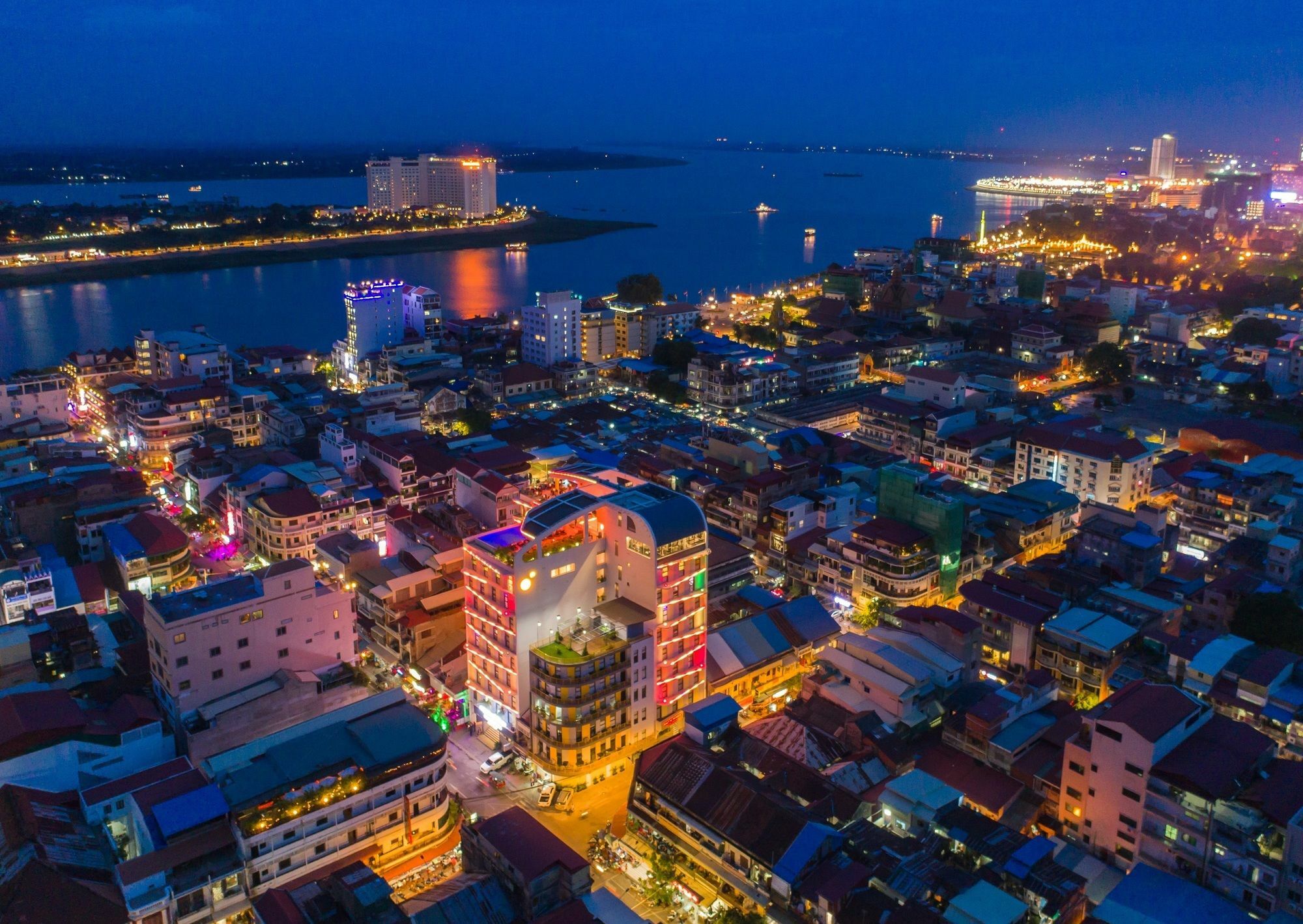 Sun & Moon, Urban Hotel Phnom Penh Exterior foto
